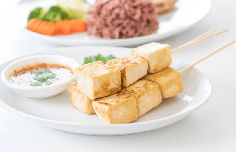 부침용 두부를 꼬치에 구워 소스와 함께 담아낸 두부구이